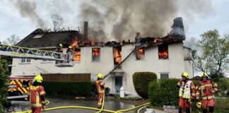 Das brennende Haus in Velbert-Langenberg. Foto: FW Ratingen