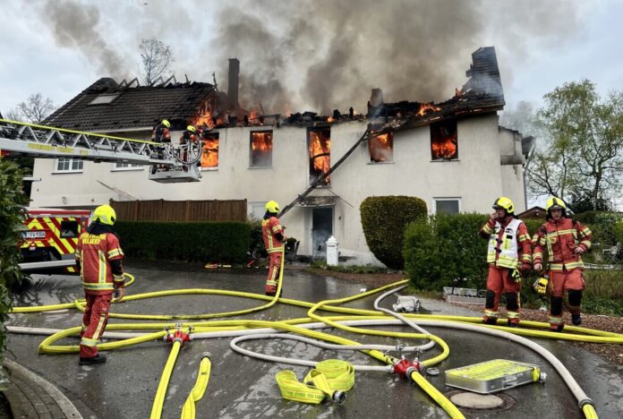 Das brennende Haus in Velbert-Langenberg. Foto: FW Ratingen