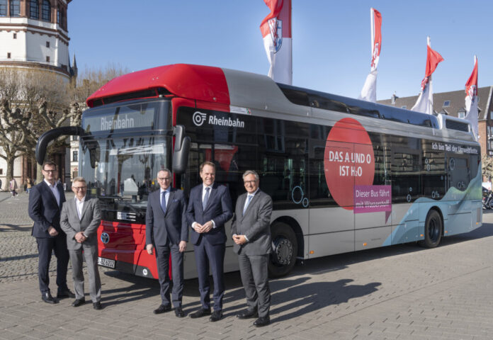 Julien Mounier, Vorstandsvorsitzender der Stadtwerke Düsseldorf, die beiden Vorstände der Rheinbahn Michael Richarz und Klaus Klar, Oberbürgermeister Stephan Keller sowie der Vorsitzende des Rheinbahn-Aufsichtsrats, Andreas Hartnigk, begrüßen den ersten von zehn emissionsfreien Wasserstoffbussen. Foto: Rheinbahn