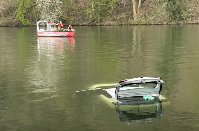 Der Opel nahezu versunken in der Ruhr - hinter ein Feuerwehrboot. Foto: FW Essen