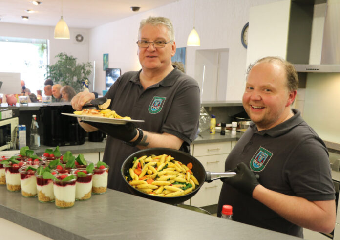 Klaus Stickley und Koch Stefan Räker bereiten das Mittagessen zu. Foto: Caritas