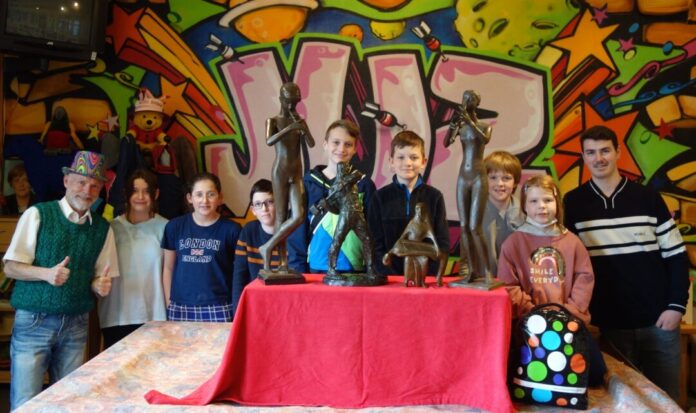 Zu Beginn des Workshops versammelten sich die Teilnehmenden zu einem Gruppenbild mit den Bronzestatuen. Foto: Stadt Ratingen