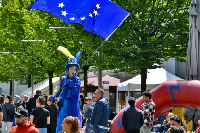 Am Sonntag, 7. Mai, ist Europafest und verkaufsoffener Sonntag in der Velbert City. Archivfoto: Mathias Kehren