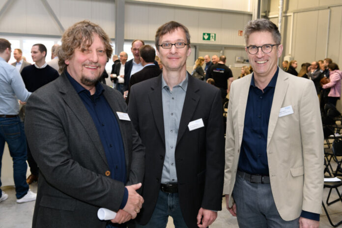 Jürgen Steiner (r.) und Sven Selbach (l., beide Firma Bossard) mit Dr. Thorsten Enge (Schlüsselregion) beim Wirtschaftsfrühstück. Foto: M. Kehren/ Schlüsselregion