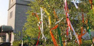 Auf dem Dorfplatz wird das Maibaumfest gefeiert. Foto: BV Düssel