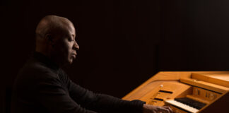 Wayne Marshall an den Tasten in Aktion. Foto: Charles Best.