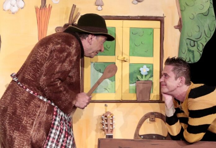 Szenenfoto aus dem Theaterstück „Oh, wie schön ist Panama“ des Trotz-AlledemTheaters, das am Dienstag, den 25.04.2023, in der Stadthalle Erkrath gastiert. Foto: Trotz-Alledem-Theater