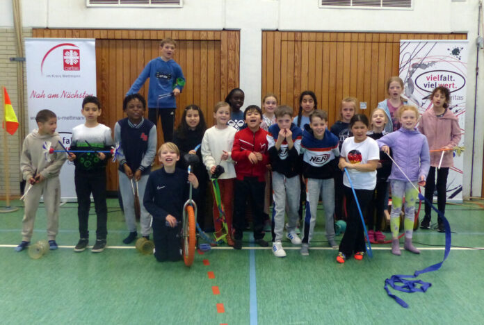 Die jungen Artistinnen und Artisten zeigten Kunststücke mit Hula-Hoop-Reifen oder auf Einrädern. Foto: Caritas