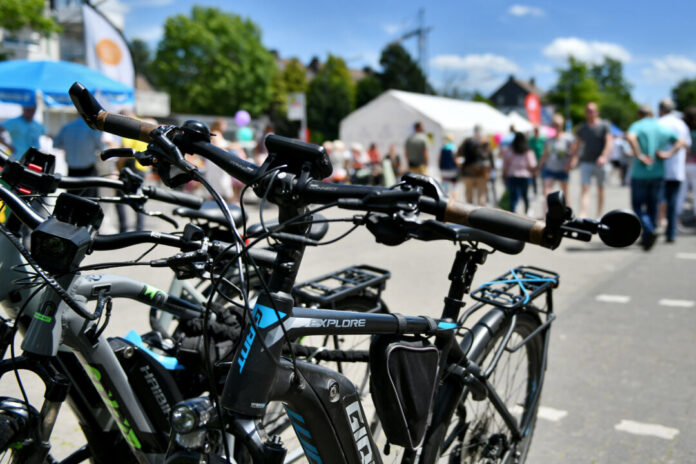 Anfang Juni soll es wieder ein Fest am Radweg in Tönisheide geben. Archivfoto: Mathias Kehren