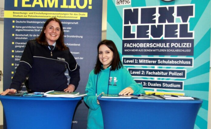 Die Personalwerberinnen der KPB Mettmann: Nicole Rehmann und Jennifer Sa Galante Baasch. Foto: Polizei