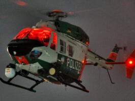 Die Polizei hat einen Hubschrauber eingesetzt, um den Tatverdächtigen ausfindig zu machen. Symbolfoto: Polizei