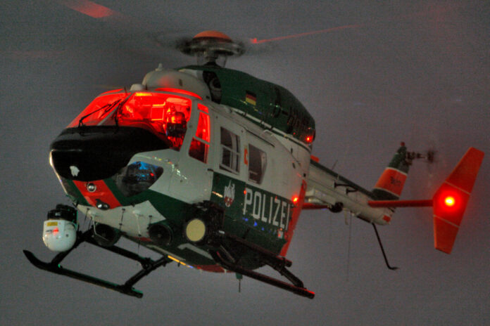 Die Polizei hat einen Hubschrauber eingesetzt, um den Tatverdächtigen ausfindig zu machen. Symbolfoto: Polizei