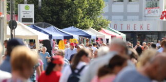 Stadtfest in Heiligenhaus: Wenn das Wetter mitspielt, wird es wieder voll zum Trödeln in der Innenstadt. Foto: Volkmann