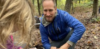 Ulrich Mekiska zeigt das Schnitzen. Foto: Neanderthal-Museum