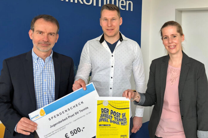 Vorstandsvorsitzender Sven Karth zusammen mit Abteilungsleiter Tim Zimmermann und Jugendwartin des Tennisvereins Post SV, Daniela Dombach. Foto: privat