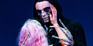 Ida und Maxx Mahin aus Augsburg stellen die Karte "Die Liebenden" dar. Foto: Veranstalter