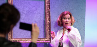 Szenenfoto aus dem Theaterstück „Und wer nimmt den Hund?“ mit Darstellerin Marion Kracht. Foto: Dietrich Dettmann