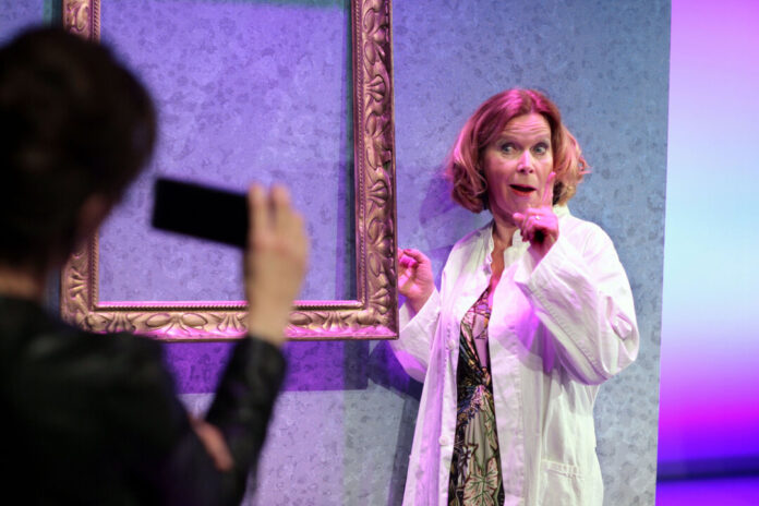 Szenenfoto aus dem Theaterstück „Und wer nimmt den Hund?“ mit Darstellerin Marion Kracht. Foto: Dietrich Dettmann