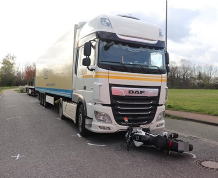 Die Fahrschülerin prallte mit ihrem Motorrad frontal gegen den geparkten Lkw. Foto: Polizei