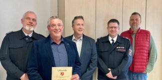 Sie verabschiedeten Jürgen Hörner (Urkunde): Stephan Grübmeyer (Personalratsvorsitzender), Marc Friedrich (Abteilungsleiter Rettungsdienst), Rainer Ritsche (Bürgermeister), und Florian Gerstacker (Amtsleiter Feuerwehr und Rettungsdienst).