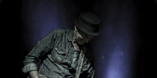 Die deutsche Blueslegende Abi Wallenstein an der Gitarre. Foto: Beate Grams