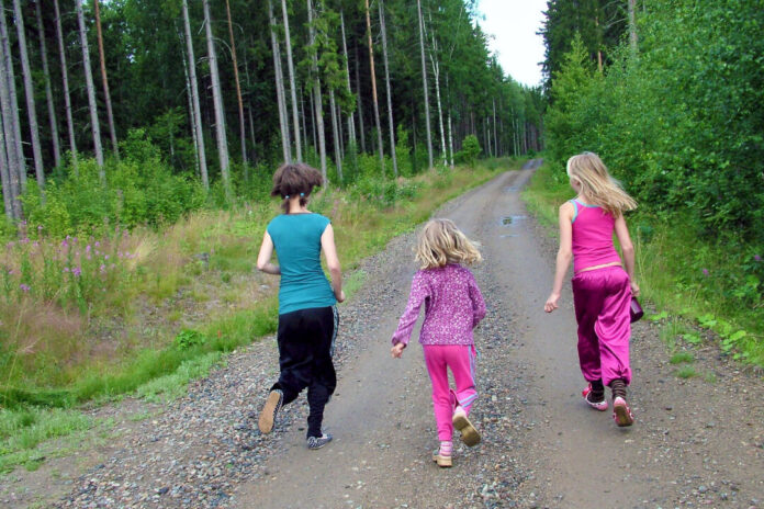 Kinder können im Wald auf Entdeckungsreise gehen. Foto: Pixabay