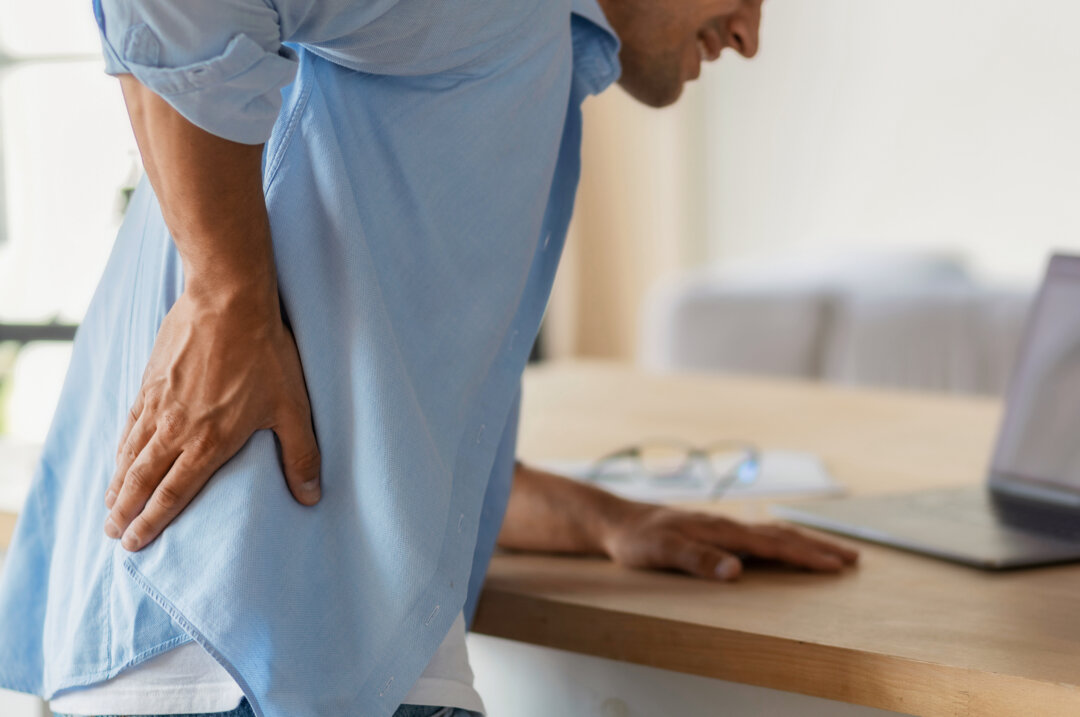 Ein Mann hat Rückenschmerzen. Foto: Helios/iStock-1416811228