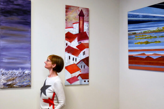 Hildegard Schmidt vor ihren Kunstwerken. Foto: privat