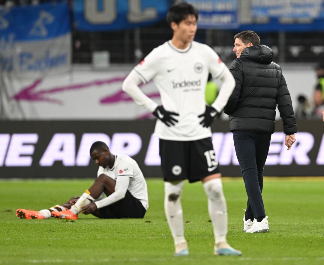 Frankfurts Evan Ndicka (l-r) und Daichi Kamada reagieren nach dem Spiel neben Cheftrainer Oliver Glasner.
