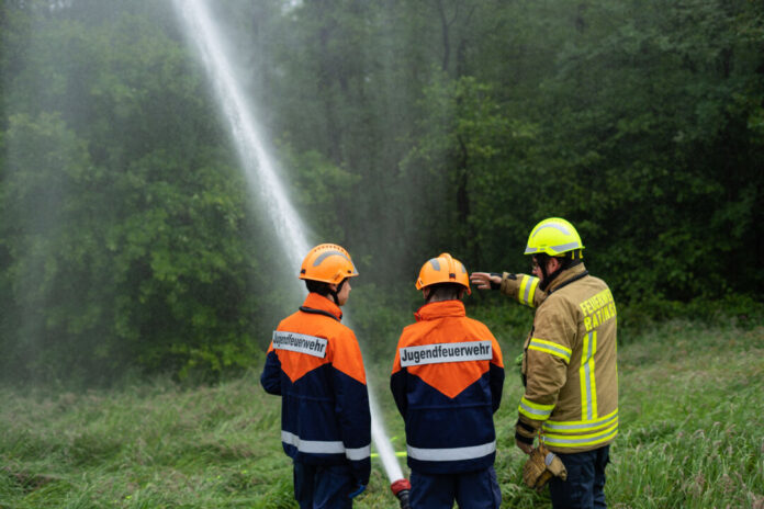 Die Jugendlichen bei einer angeleiteten Übung zur Brandbekämpfung. Foto: FW Ratingen