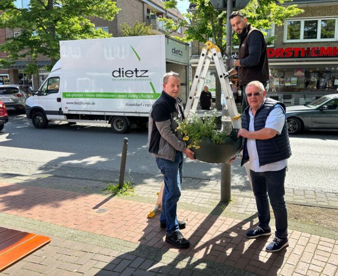 Große Blumenampeln sorgen in Lintorf für bunte Farbtupfer. Foto: WGL
