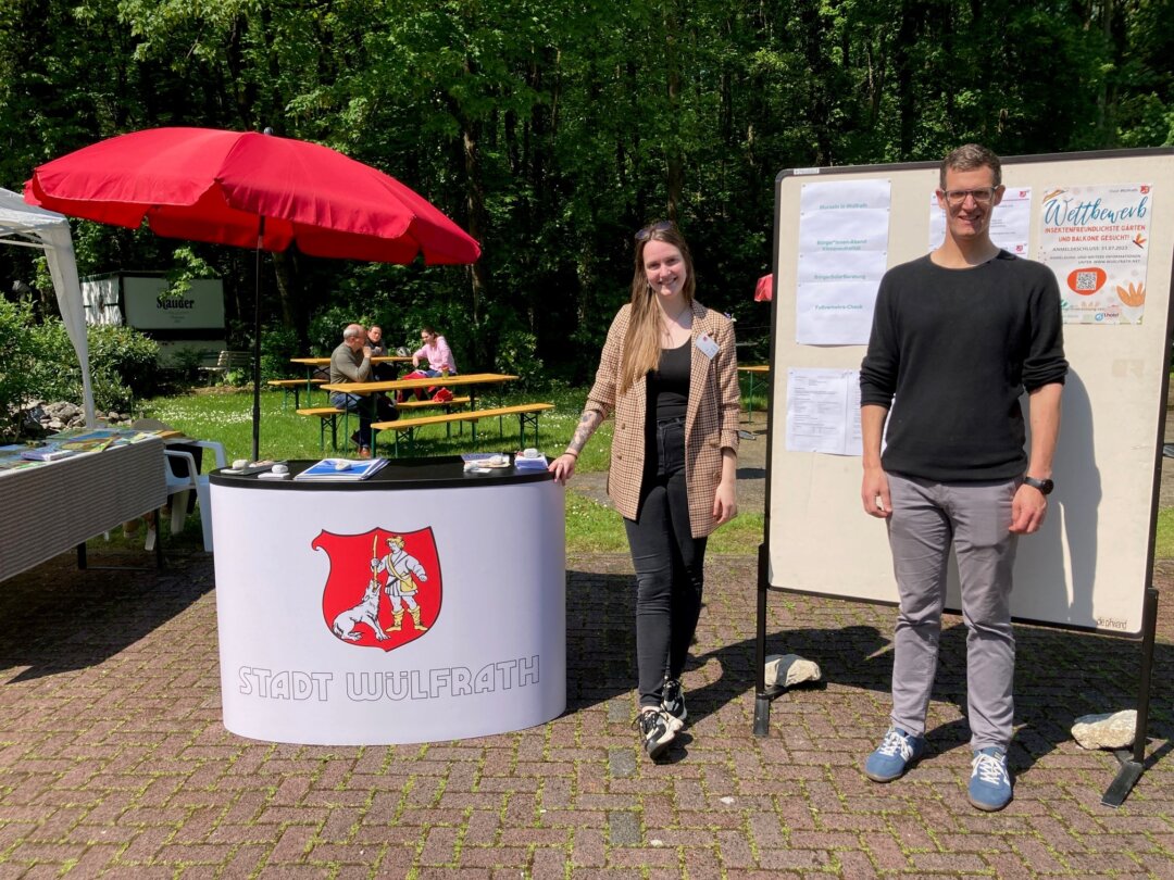 Umweltreferentin Lara Milles und Klimaschutzmanager Gerd Schlüter informierten beim Gartentag am Zeittunnel. Foto: Stadt Wülfrath