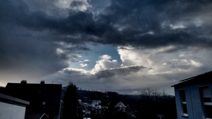 Dunkle Wolken ziehen auf. Foto: Volkmann