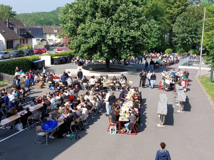 Auf dem Schulhof war es voll - die Schülerschaft frühstückte dort gemeinsam unter freiem Himmel. Foto: privat