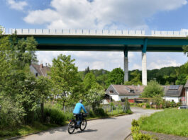 Unten der Rad- und Wanderweg durch das Angertal, oben die Brücke der A44, über die noch keine Autos fahren können, weil es am Ende der Brücke nicht weitergeht Richtung Ratingen-Ost. Foto: Mathias Kehren