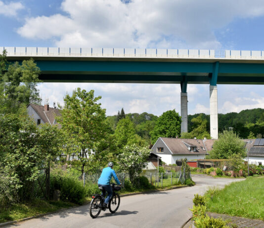 Unten der Rad- und Wanderweg durch das Angertal, oben die Brücke der A44, über die noch keine Autos fahren können, weil es am Ende der Brücke nicht weitergeht Richtung Ratingen-Ost. Foto: Mathias Kehren