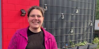 Valeska Leskau-Drah im Gemeinschaftsgarten. Foto: Kreis ME