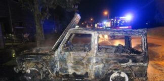 Der Mercedes brannte vollständig aus. Foto: Polizei