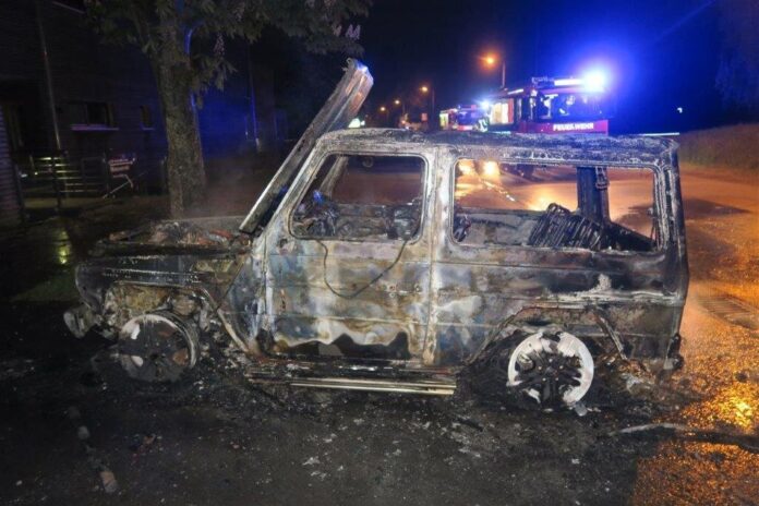 Der Mercedes brannte vollständig aus. Foto: Polizei