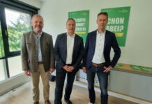Trafen sich bei der Büroeröffnung: Alfred Jungmair von Greenfiber, Wülfraths Bürgermeister Rainer Ritsche und Stadtwerke-Geschäftsführer Heiko Schell. Foto: Greenfiber