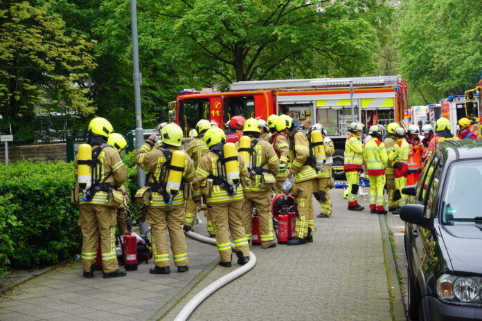 Einsatzkräfte vor dem Hochhaus in Ratingen. Foto: FW Ratingen