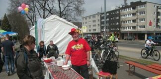 Lothar Jäger baut nach vier Jahren wieder ein Kinderkorkenspiel auf. Foto: privat