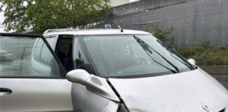Der Espace wurde bei dem Unfall erheblich beschädigt und war nicht mehr fahrbereit. Foto: Polizei