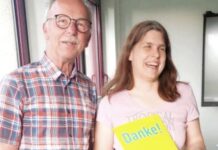 Hans-Peter Altmann und Melanie Falkenstein bei der Übergabe der Urkunde und der Theodor-Heuss-Medaille. Foto: FDP