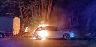 Am späten Dienstagabend brannte ein Mazda 3 vollständig aus. Foto: Polizei