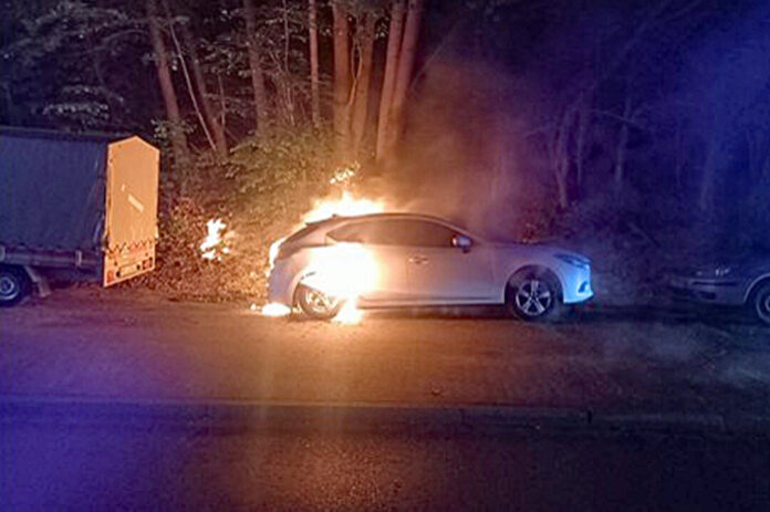 Am späten Dienstagabend brannte ein Mazda 3 vollständig aus. Foto: Polizei