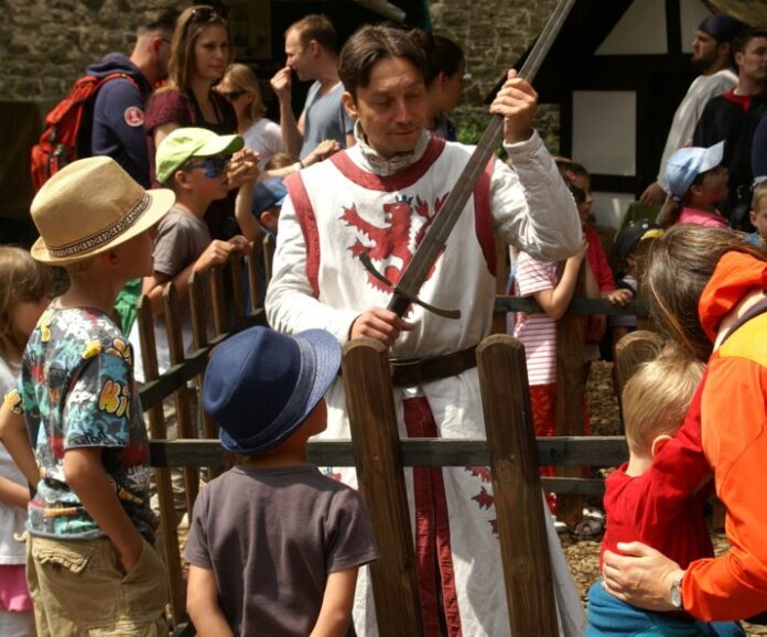 Ritter gehören zum mittelalterlichen Spektakel dazu. Foto: Georgs Ritter