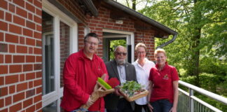 Große Freude bei der Geschenkübergabe: Leiter Martin Babetzki, stellvertretender Bürgermeister Heinz-Peter Schreven , Almuth Schildmann-Brack vom Jugendamt und die stellvertretende Leiterin des Familienzentrums Isabell Wenzel. Foto: Stadt Heiligenhaus