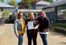 Jasmin Joistgen, stellvertretend für das engagierte Team, Sandra Schröder, Einrichtungsleitung, und Nina Kannstein, stellvertretende Einrichtungsleitung, präsentieren stolz das Gütesiegel. Foto: Kreisstadt Mettmann