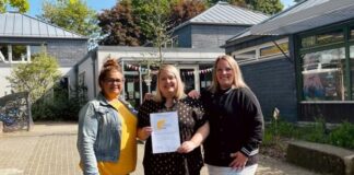 Jasmin Joistgen, stellvertretend für das engagierte Team, Sandra Schröder, Einrichtungsleitung, und Nina Kannstein, stellvertretende Einrichtungsleitung, präsentieren stolz das Gütesiegel. Foto: Kreisstadt Mettmann